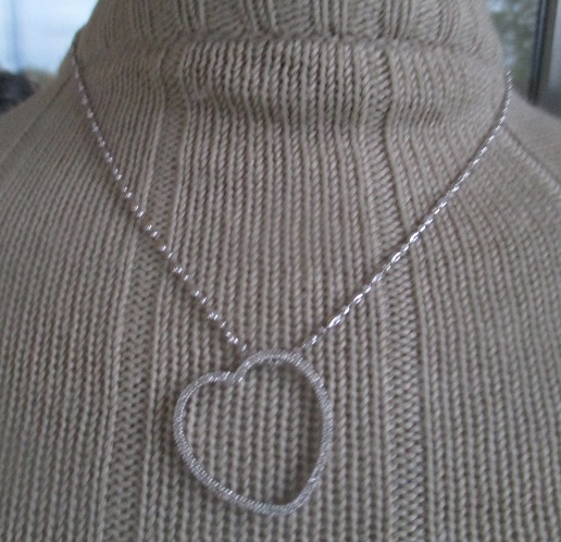 xxM1242M 14k white gold large heart pendantin 18k chain. Takst-Valuation N.Kr.12 000